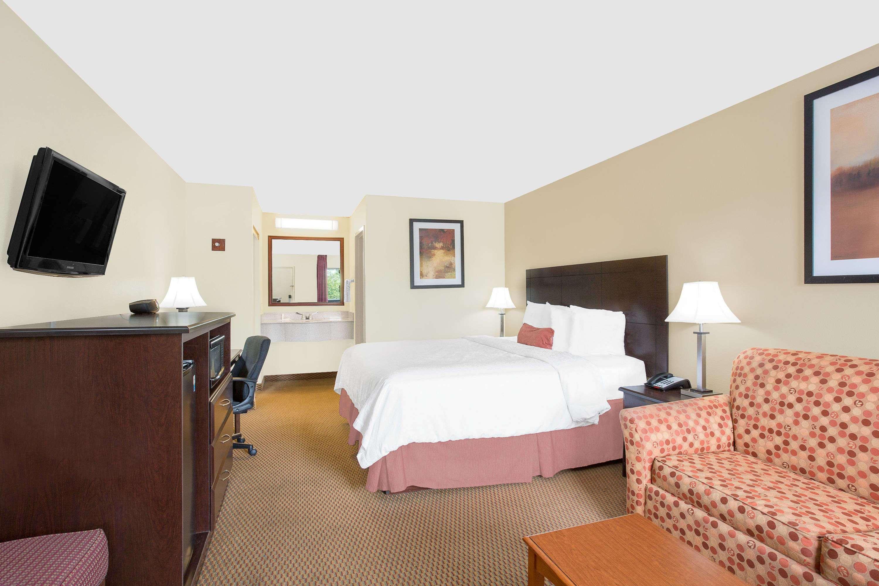 Baymont By Wyndham Greenville Exterior photo